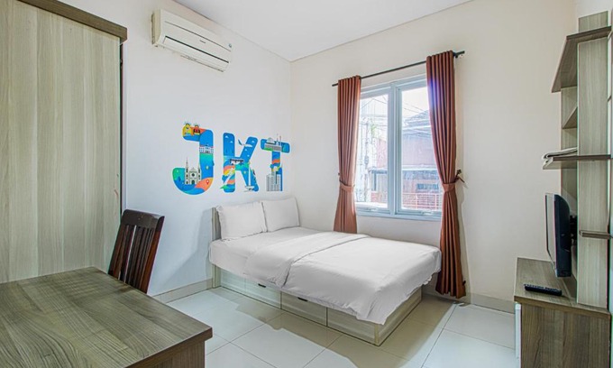 Gandaria-selatan House | Welcoming Anggrek Residence: Family-Friendly with Breakfast