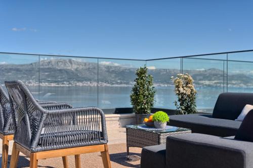 Slatine Apartment | Angie's Rooftop Apartment: Pet-Friendly Oceanfront Escape