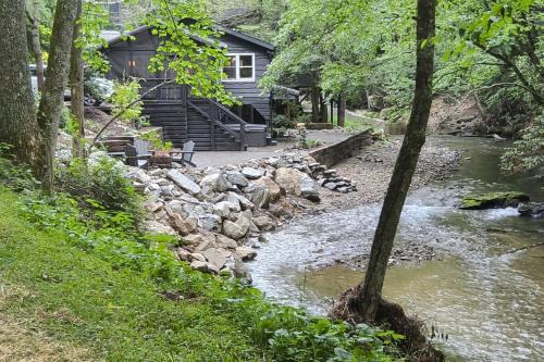 Boone House | Discover Anglers Cottage: Pet-Friendly Retreat for Families
