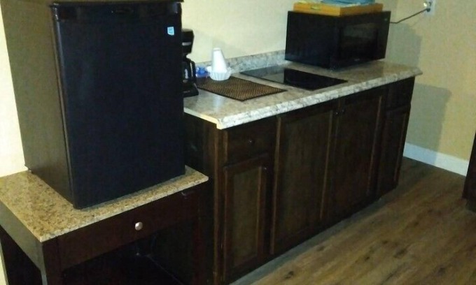 Mead Hotel | Cozy Anglers Hideaway Cabins with Breakfast Included