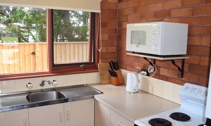 South West Rocks Apartment | Cozy Anglers Lodge - Steps from the Beach with Ocean View