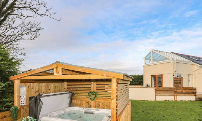 Bryngwran Apartment | ANGLESEY HOLIDAY LET, romantic, with hot tub in Rhosneigr