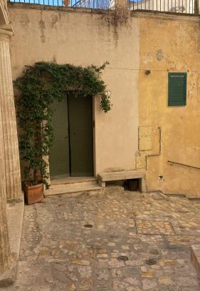 Sasso Caveoso House | Experience Angolo del Poeta Suite: Pet Friendly Retreat