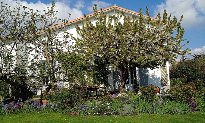 Angoulins House | Beachfront Belle Maison with Grand Garden and Spa Access