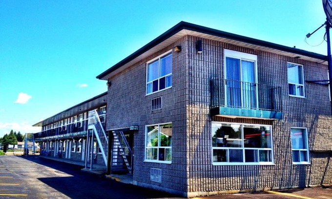 Angus Hotel | Family-Friendly Angus Inn Motel with Pool & Kitchen Access