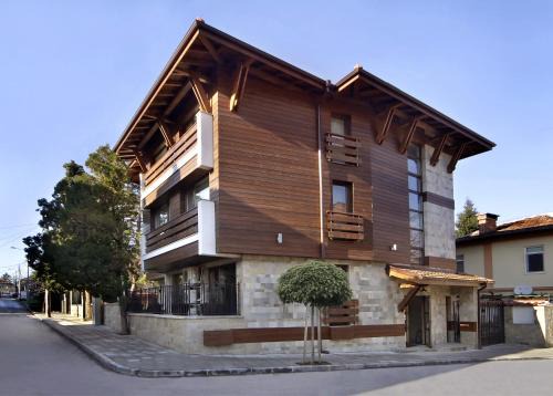 Perushtitsa House | Comfortable Anita Guest House with Hot Tub & Family Amenities