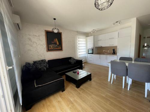 Podmaine Apartment | Top-Rated Family Stay at Anja Lux Apartman