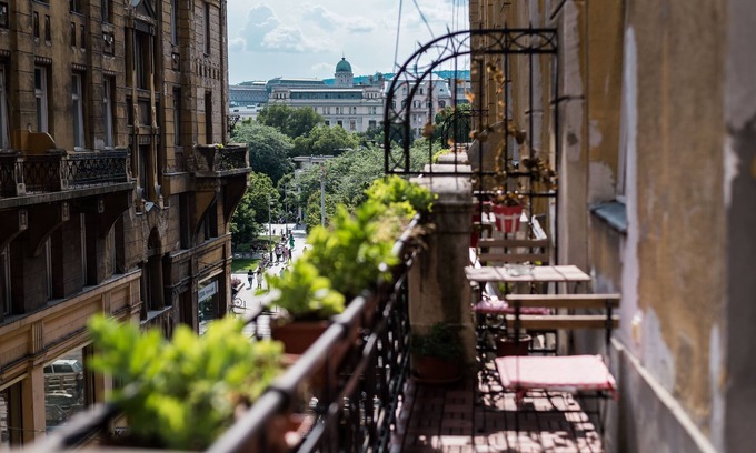 Inner City Budapest Apartment | Family-Friendly Anker 2 Apartment with Kitchen & Breakfast