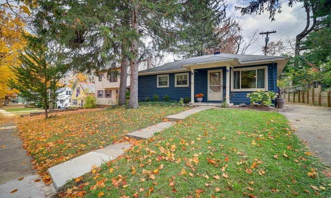 Ann Arbor House | Cozy Ann Arbor Home with Deck, Near Michigan Stadium