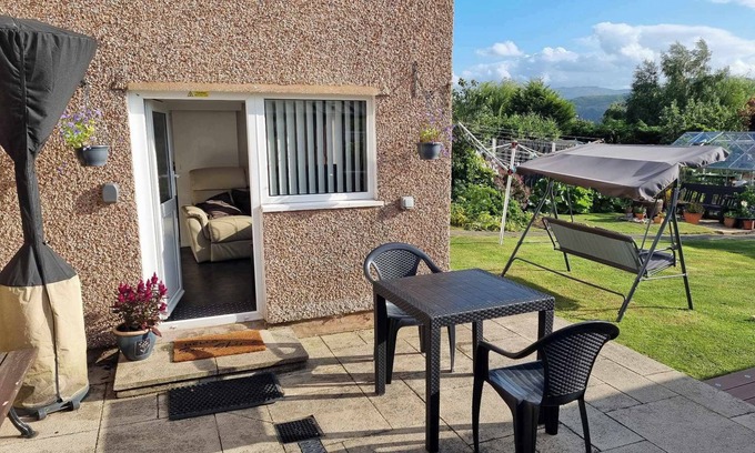 Llandudno Apartment | Tranquil Ann's Garden Flat with Ocean View in Llandudno