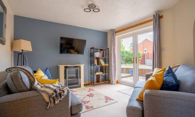 Rocester House | Pet-Friendly Kirsty's Home: Ideal Base for Alton Towers
