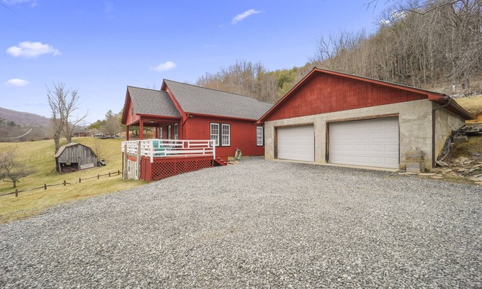 Warrensville Ski Chalet | Discover Ann's Mountain Retreat: Pet-Friendly Chalet Near West Jefferson