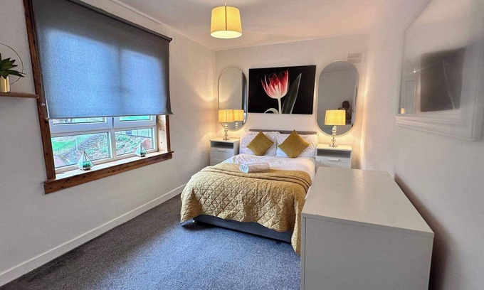 Greenock Apartment | Inviting Ann St Vacation Apartment in Greenock, UK