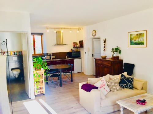 Lagrasse Apartment | Delightful Stay at Anna's Gîte - Pet & Child Friendly!