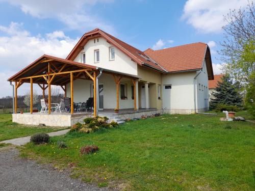 Szeleste House | Cozy Anna Vendégház Szeleste: Pet-Friendly Retreat