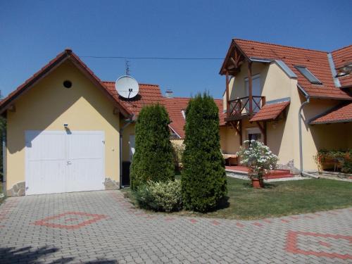 Lenti Apartment | Cozy Anna Villa: Guest Rated 9/10 with Family-Friendly Amenities