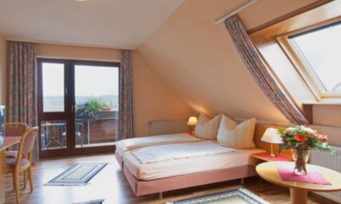 Hallerndorf House | Discover Annas Gästehaus: Family-Friendly with Breakfast