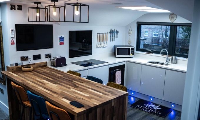 Ossett Apartment | Modern Annex Apartment with Pool, Gym & Family-Friendly Perks