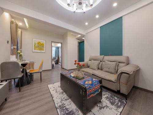 Kunming City Centre Apartment | Premier Annie Apartment: Steps from Metro Line 2 Exit B
