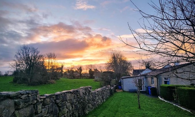 Newtownards Apartment | Cozy Annie Dee’s Guest Accommodation with Ocean Views