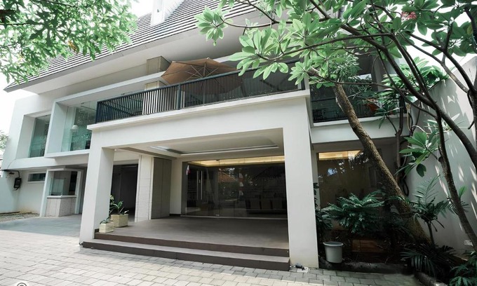 Jakarta House | Family-Friendly Retreat at Annie Kuca Hotel Awaits You