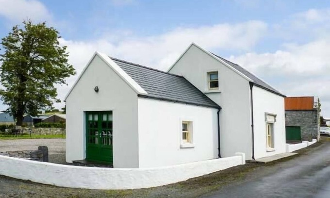 Inishmacatreer Cottage | Family-Friendly Annie's Cottage in Belcarra, County Mayo