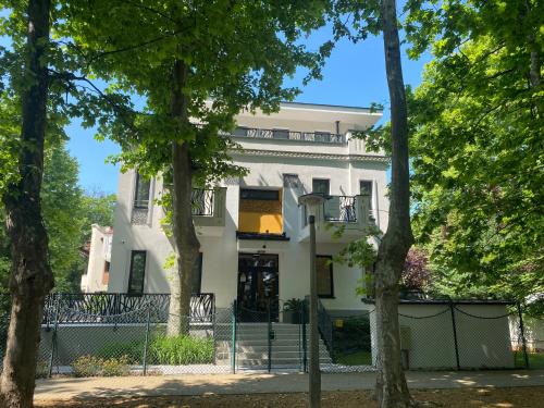 Siofok Aranypart Bed & Breakfast | Oceanfront Annie Villa: Guest Rated 9.8 & Family Friendly