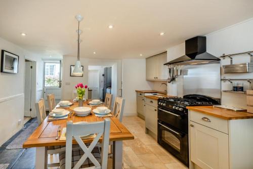 Appledore House | Family-Friendly Retreat at Annies Cottage, Appledore