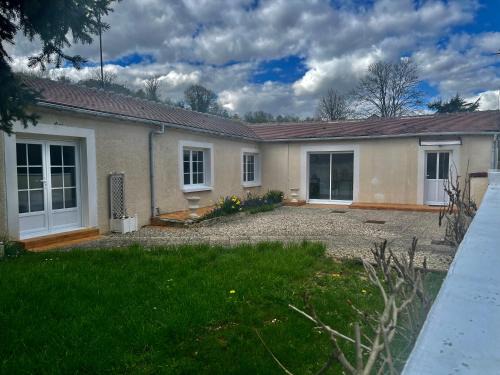 Trucy-sur-Yonne House | Guest Favorite: Anny & Bernard - Family-Friendly Retreat