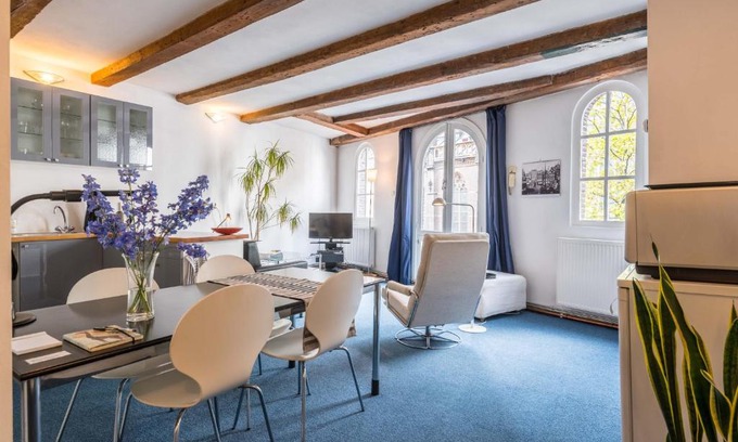 Burgwallen Nieuwe Zijde Bed & Breakfast | Discover Anny's Warehouse in the Heart of the City!