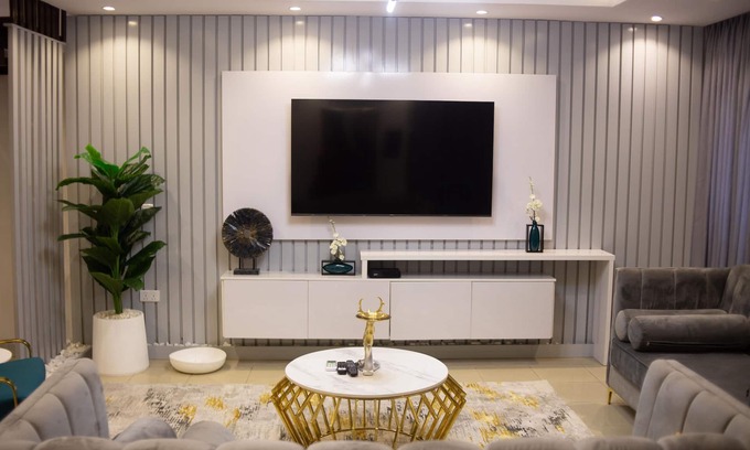 Ofin Apartment | Cozy Oceanfront Escape with Pool for Your Family Retreat