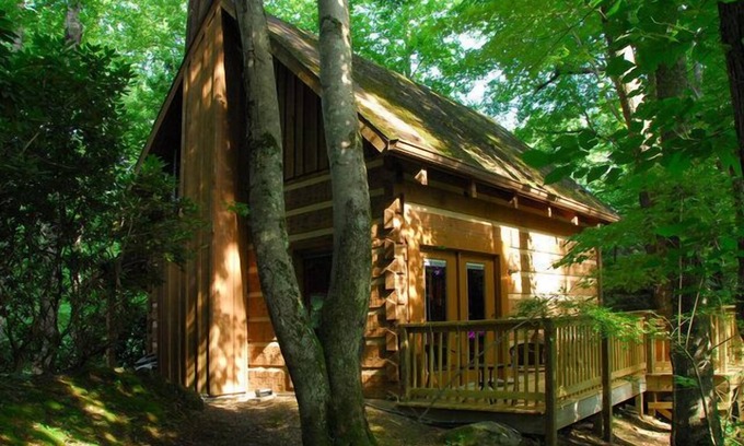 Rocky Grove Cabin | Serene Creekside Cabin Near Gatlinburg with Spa & Hot Tub