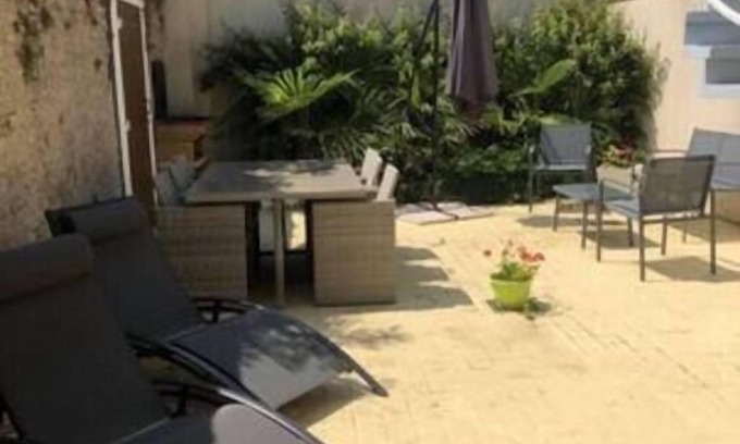 Ver-sur-Mer Apartment | Cozy Anselme Duplex with Ocean View Near the Beach