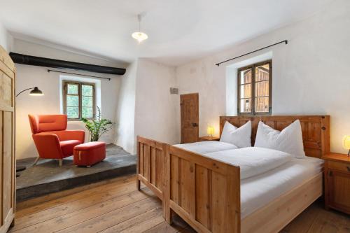 Pfalzen Apartment | Family-Friendly Getaway at Ansitz Baumannhof Apt Gotik