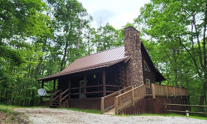 Creola Cabin | Relaxing Anson's Ridge Log Home with Hot Tub Near Hocking Hills