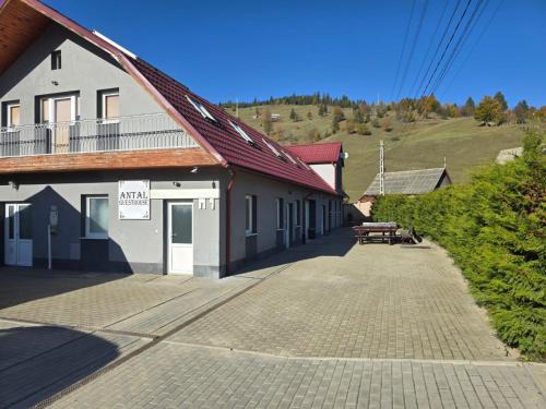 Faget House | Pet-Friendly Antal Guesthouse with Hot Tub & Family Amenities