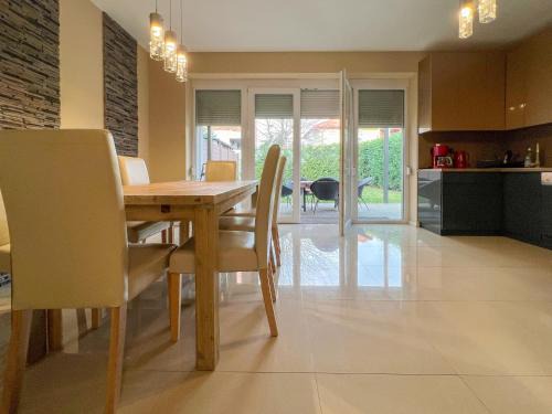 Gyula Apartment | Exceptional Antares Apartman: Family-Friendly with Kitchen