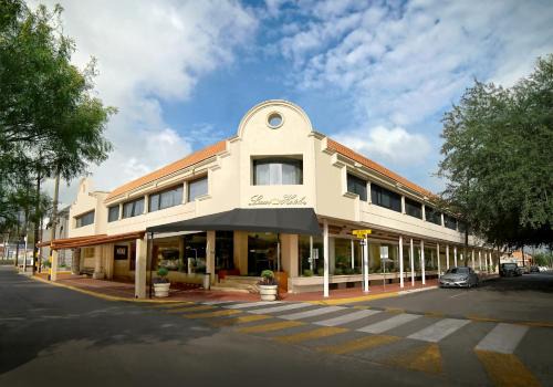 San Pedro Garza Garcia Hotel | Discover Antaris Valle: Family-Friendly with Pool & Breakfast