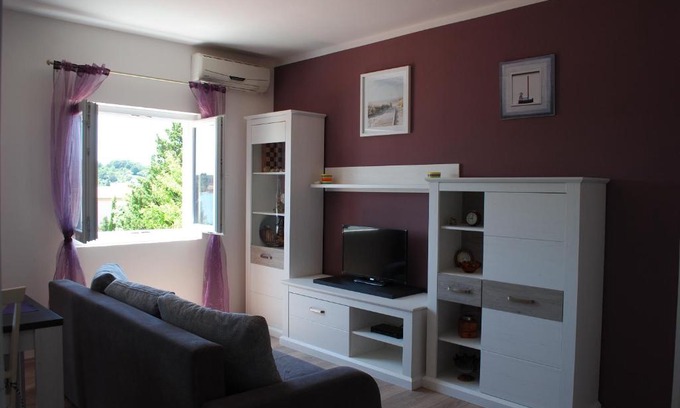 Verunic Apartment | Highly Rated Ante Carov Apartment with Family-Friendly Amenities