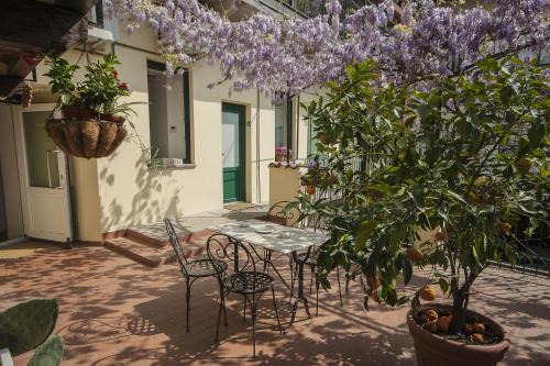 Busto Arsizio House | Delightful Antica Corte: Family-Friendly with Breakfast Included