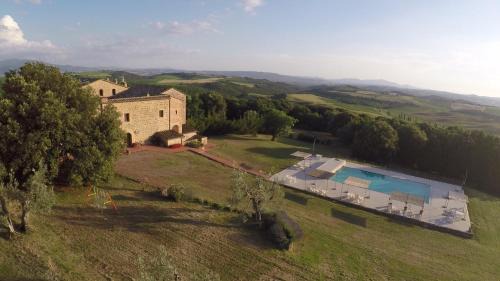 Montalcino Apartment | Idyllic Antica Grancia Di Quercecchio with Ocean Views