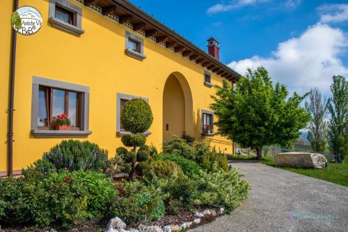Serramazzoni Bed & Breakfast | Discover Antiche Vie B&B: Oceanfront Retreat with Hot Tub