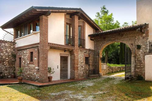 Lonato del Garda Bed & Breakfast | Discover Antico Cascinale Lombardo: Pet-Friendly Retreat