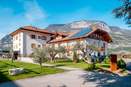 Mezzocorona House | Welcoming Antico Fienile Agritur: Family-Friendly Retreat