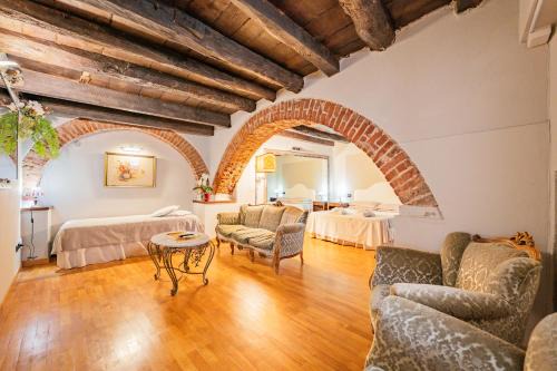 Piazza House | Discover Antico Palazzo: Top-Rated Stay with Unique Amenities