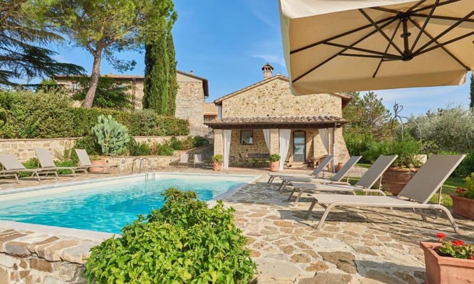Poggibonsi Villa | Pet-Friendly Anticopozzo: Oceanfront Retreat with Pool