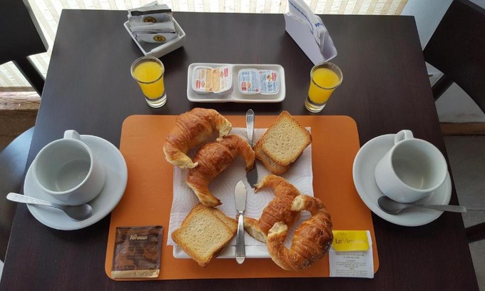 Concepcion del Uruguay Hotel | Pet-Friendly Antigua Fonda Hosteria with Kitchen Access