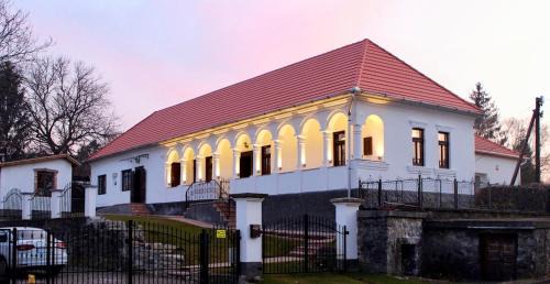 Nagyvisnyo House | Experience Antik Vendégház: 4-Star Oceanfront Escape