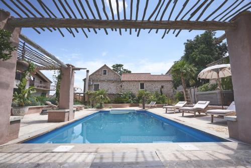 Island Hvar Villa | Relax at Antikes Weingut OAZA: Oceanfront & Spa Retreat