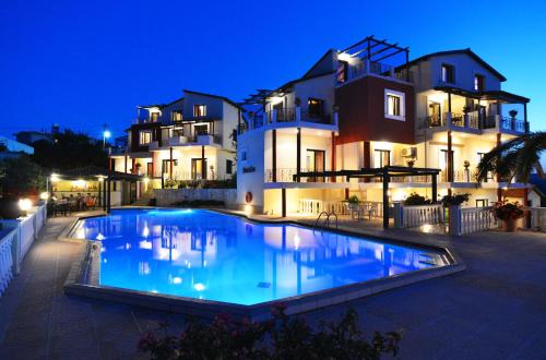 Dempla Apartment | Inviting Antilia Apartments: Poolside Retreat for Families